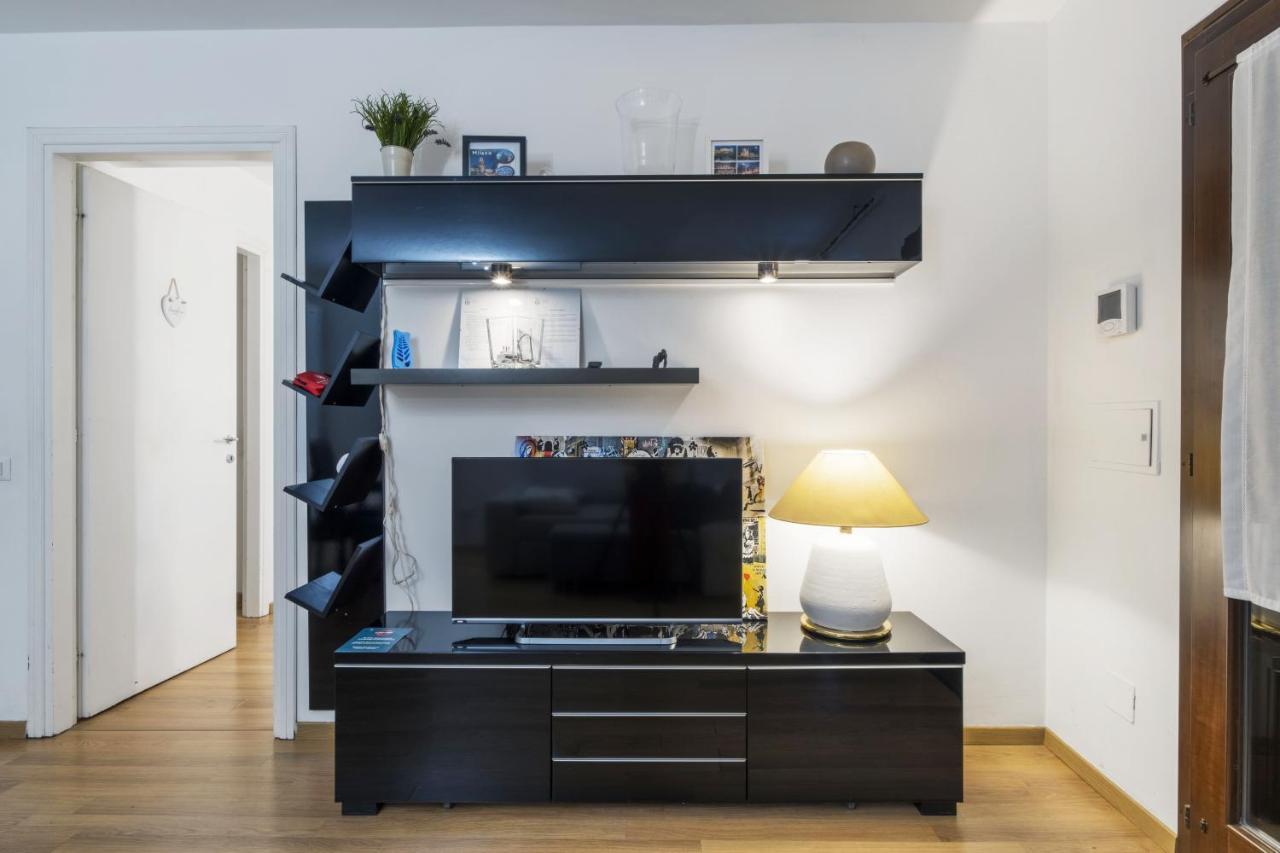 Cozy & Comfy Apt In Navigli Area Милано Екстериор снимка